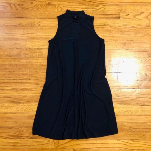 Tiana B. Dresses & Skirts - Tiana B keyhole swing dress